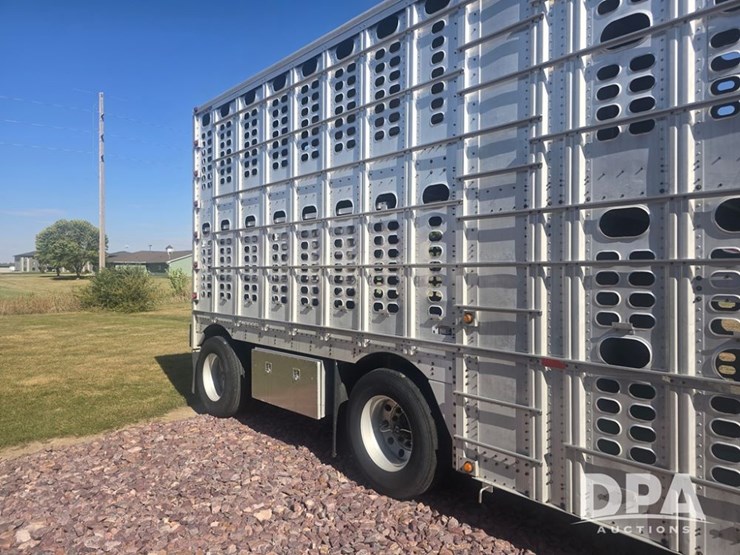 2006-wilson-livestock-trailer-image-8