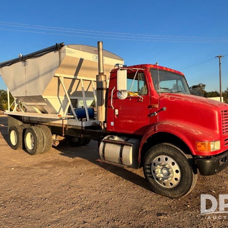 2001 INTERNATIONAL 8100