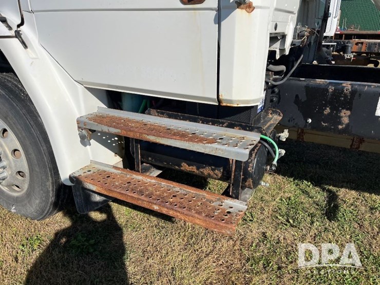 2002-freightliner-fl70-image-49