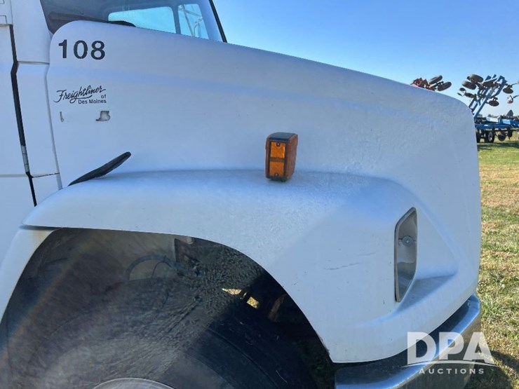 2002-freightliner-fl70-image-25