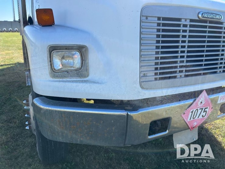 2002-freightliner-fl70-image-24