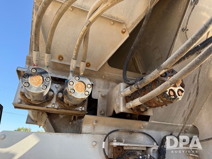 2023-john-deere-800r-image-71