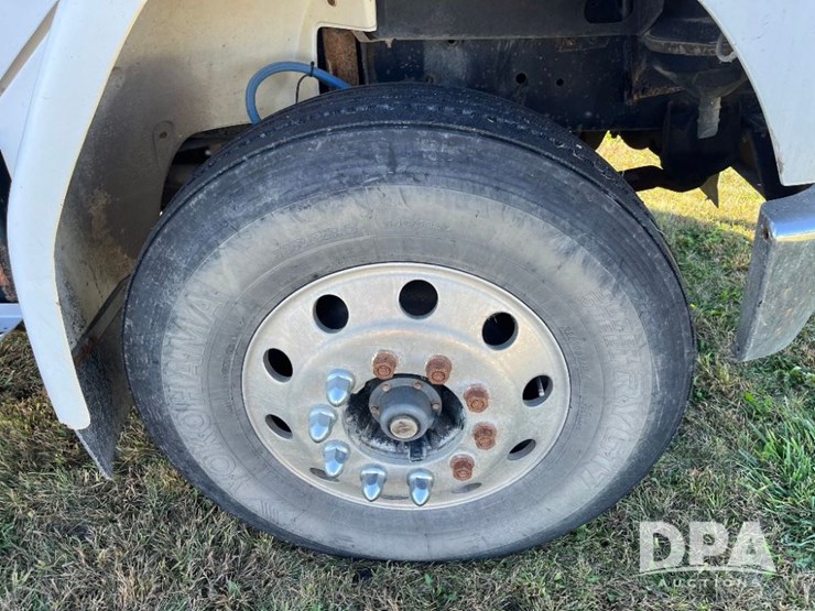 2002-freightliner-fl70-image-26
