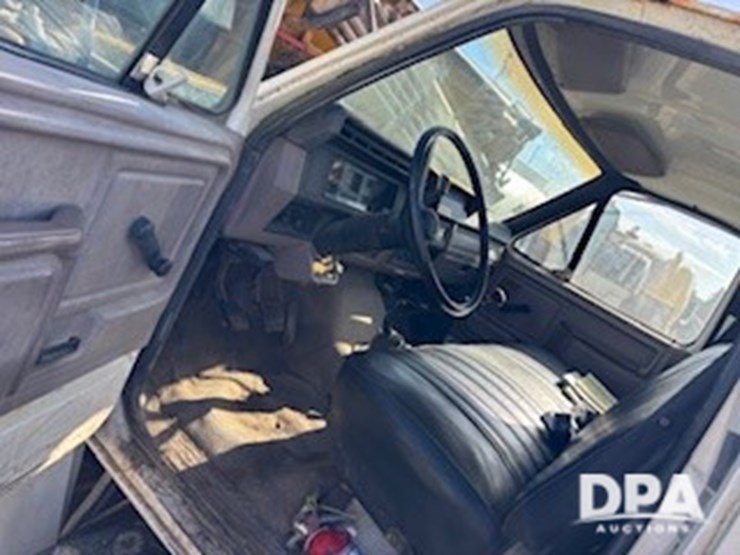 1997-ford-700-image-4