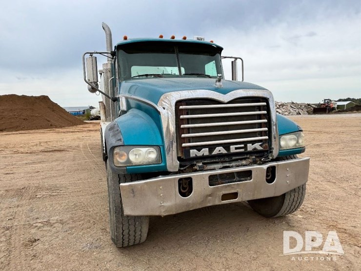 mack-granite-gu713-image-4