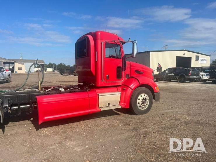 2012-peterbilt-384-image-2