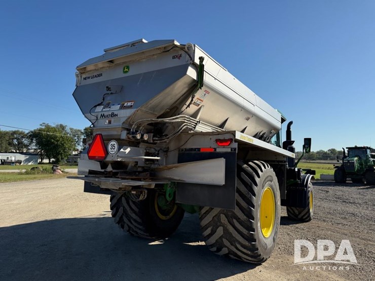 2023-john-deere-800r-image-13