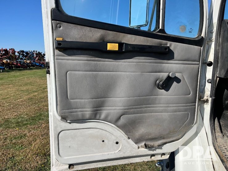 2002-freightliner-fl70-image-51