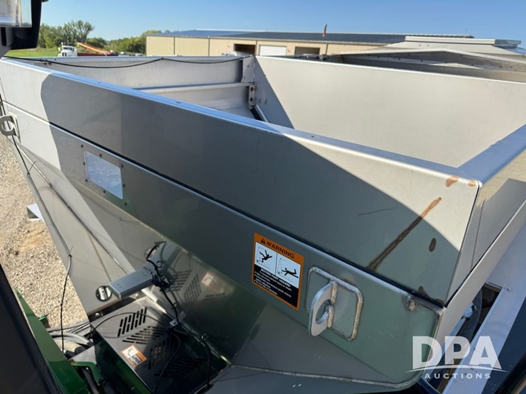 2023-john-deere-800r-image-114