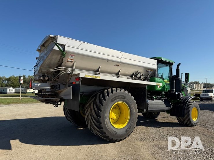 2023-john-deere-800r-image-10
