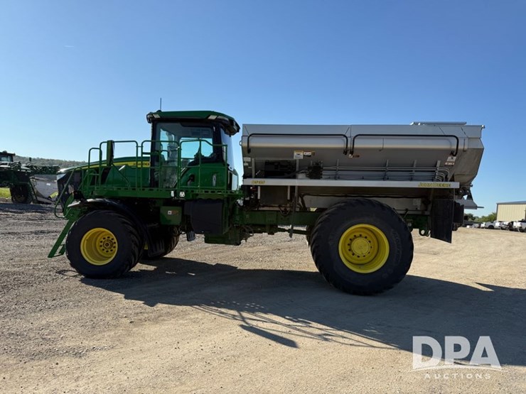 2023-john-deere-800r-image-24