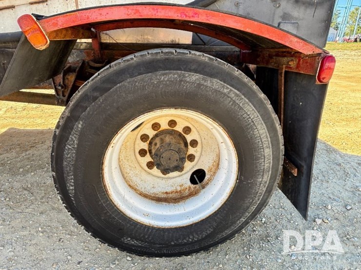 1999-ihc-4700-liquid-nurse-truck-(gp11652,-unit-126458)-image-34