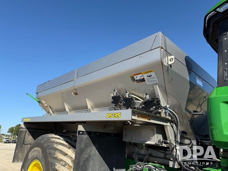 2023-john-deere-800r-image-79