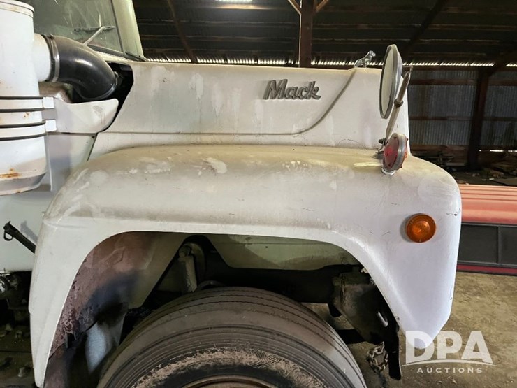 1977-mack-r600-image-22