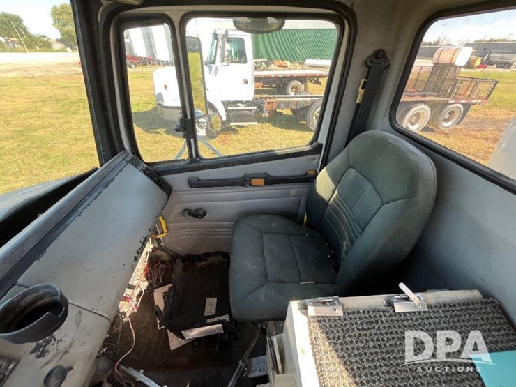 2002-freightliner-fl70-image-67