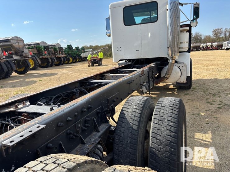 2001-peterbilt-357-image-54