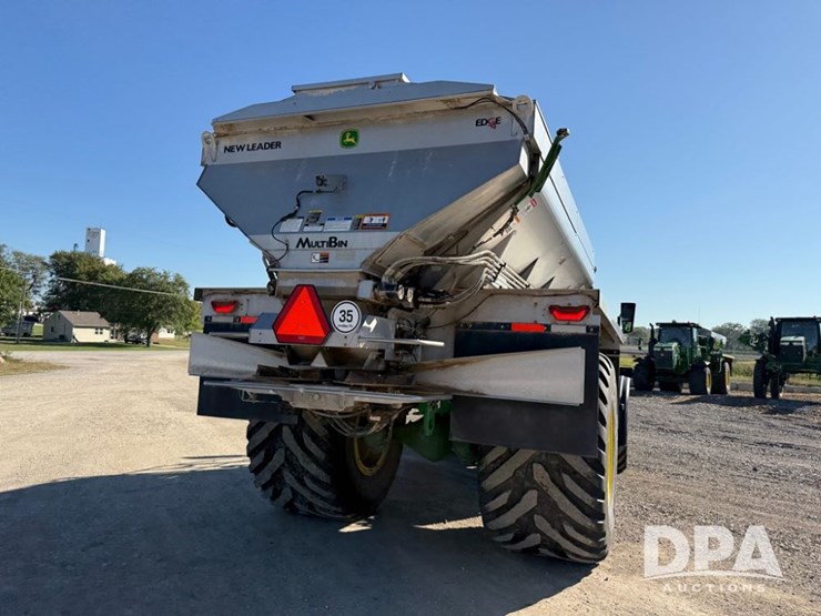 2023-john-deere-800r-image-14