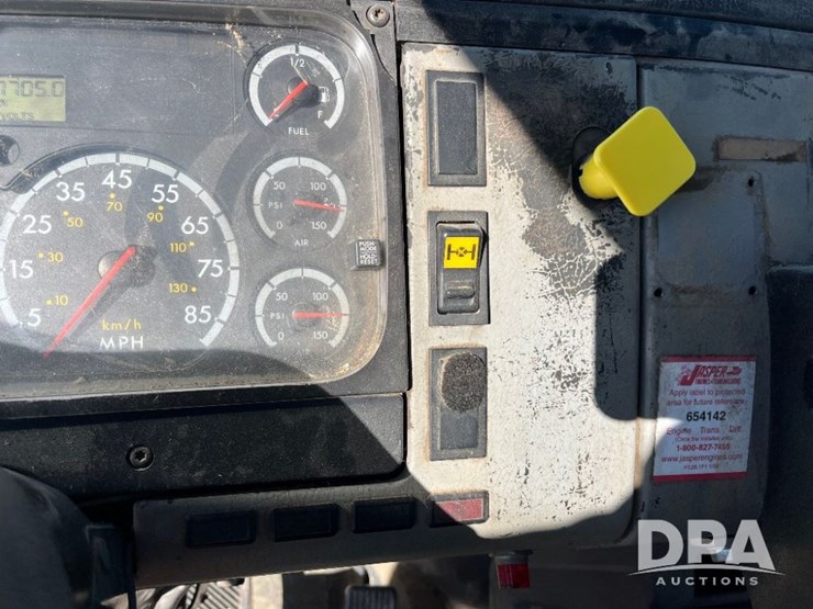 2002-freightliner-fl70-image-62