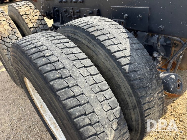 2001-peterbilt-357-image-58