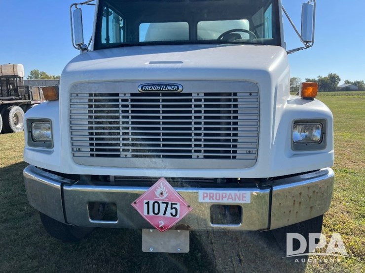 2002-freightliner-fl70-image-23