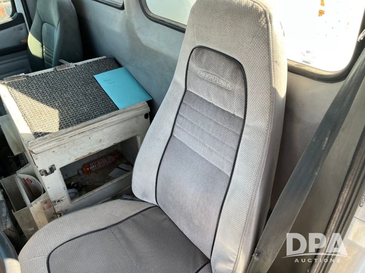 2002-freightliner-fl70-image-56