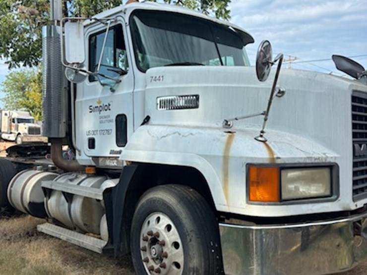 1999-mack-ch613-image-1