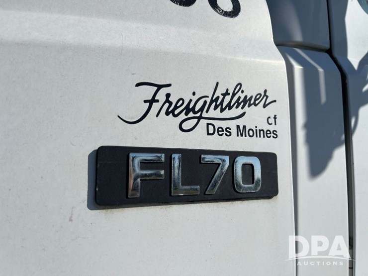 2002-freightliner-fl70-image-18
