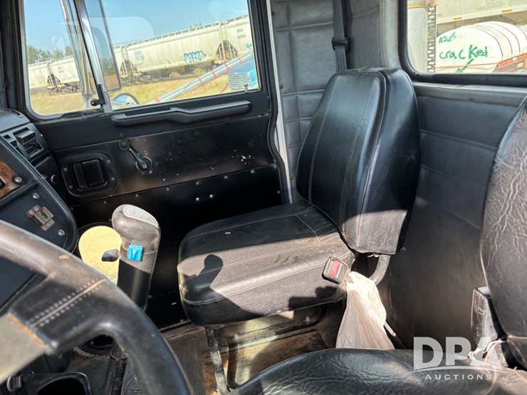 2001-peterbilt-357-image-64