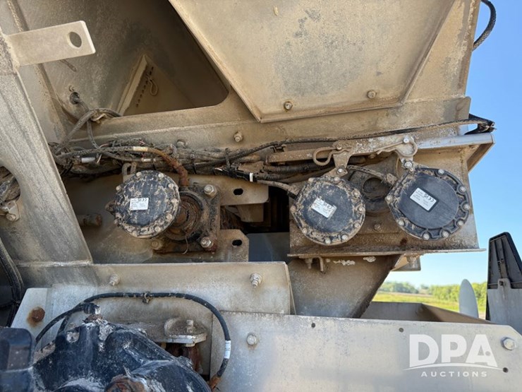 2023-john-deere-800r-image-64