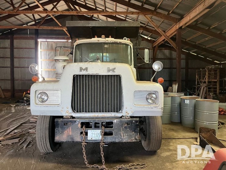 1977-mack-r600-image-3