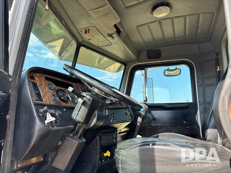 2001-peterbilt-357-image-63