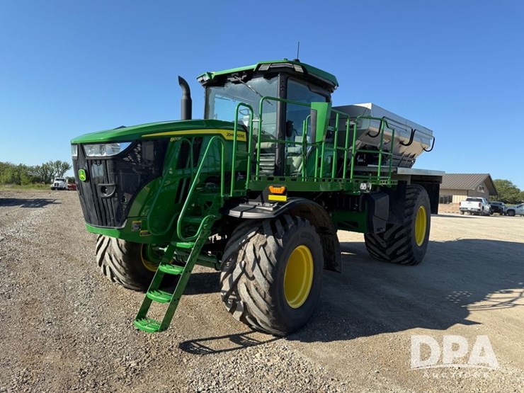 2023-john-deere-800r-image-30
