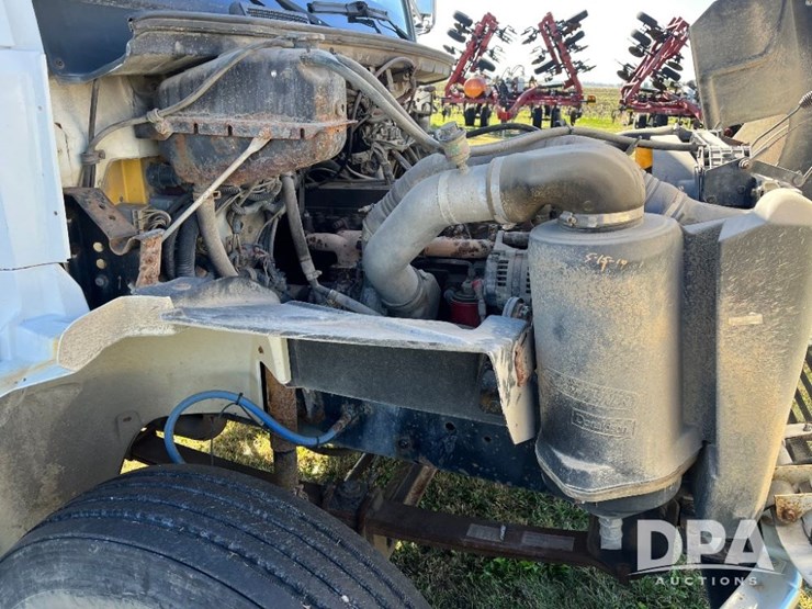 2002-freightliner-fl70-image-69