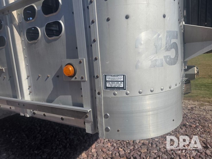 2006-wilson-livestock-trailer-image-40