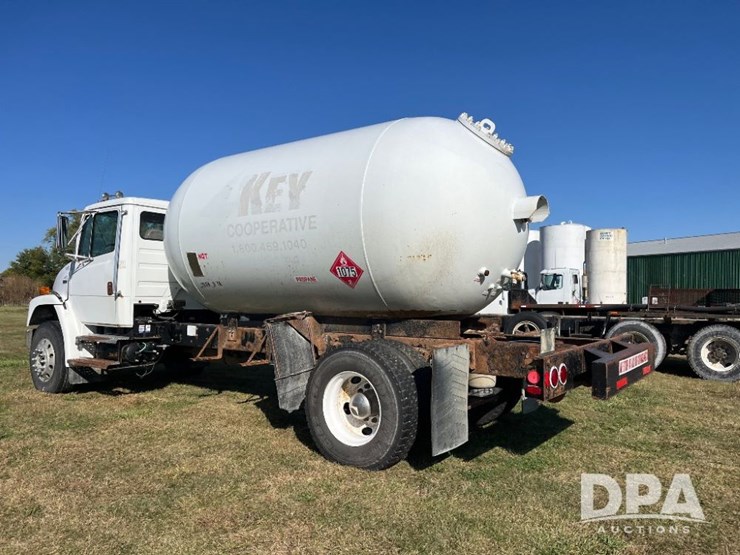 2002-freightliner-fl70-image-12