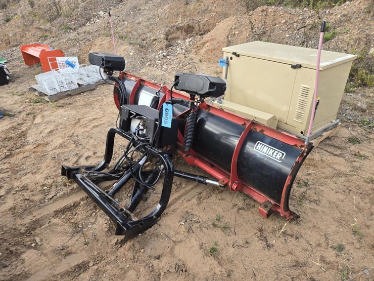 #6905-•-approx.-90"-hiniker-4-way-snow-plow-w/lights-image-4