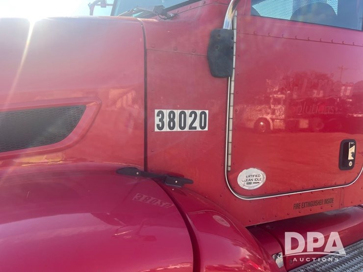 2012-peterbilt-384-image-19