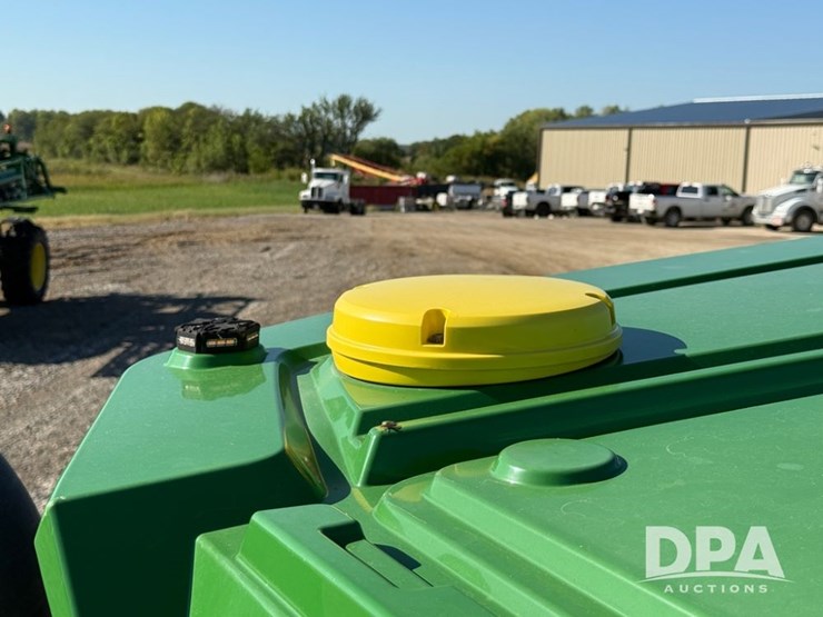 2023-john-deere-800r-image-110