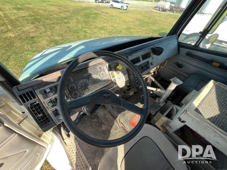 2002-freightliner-fl70-image-53