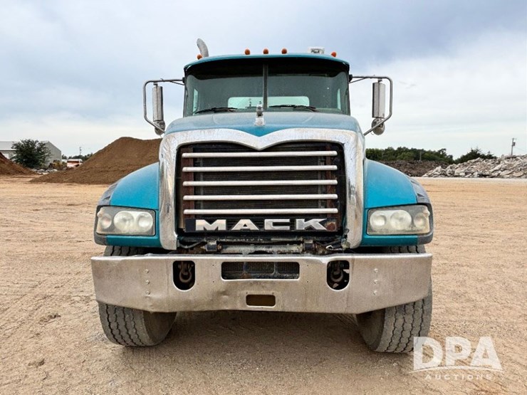 mack-granite-gu713-image-3