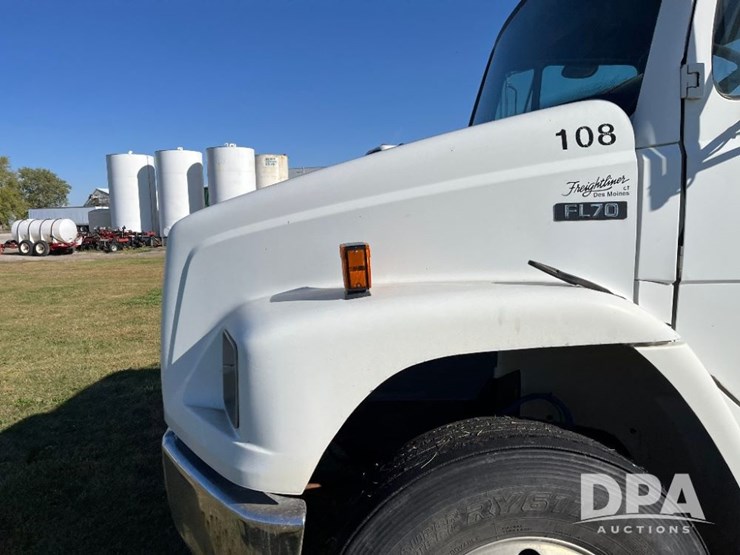 2002-freightliner-fl70-image-17