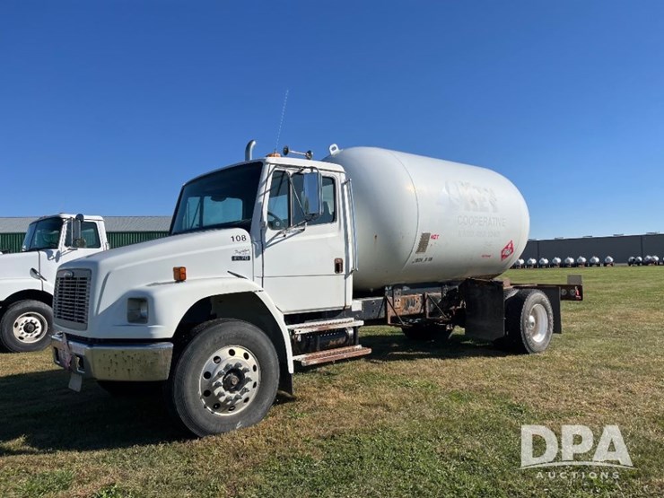 2002-freightliner-fl70-image-16