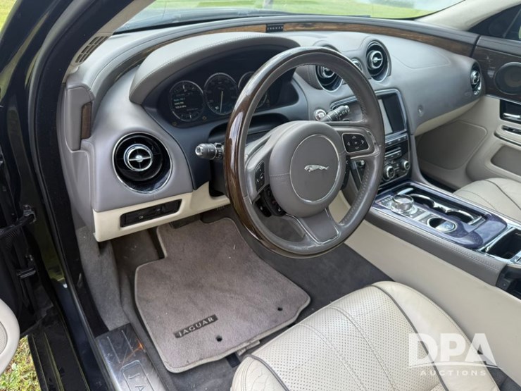 2012-jaguar-xj-sedan-(lld1443)-image-12