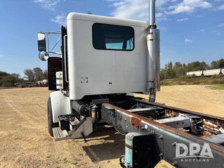 2001-peterbilt-357-image-42