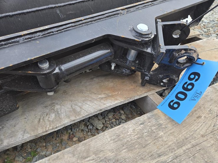 #6909-•-approx.-40"-unused-mini-excavator-tilt-bucket-image-5