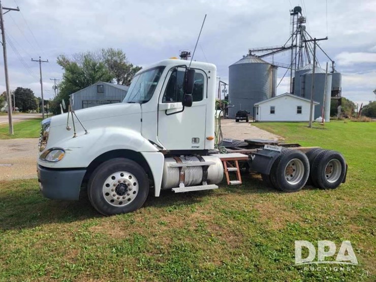 2003-freightliner-columbia-120-image-2