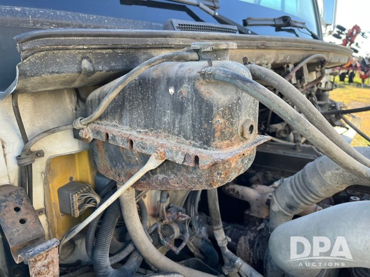 2002-freightliner-fl70-image-75