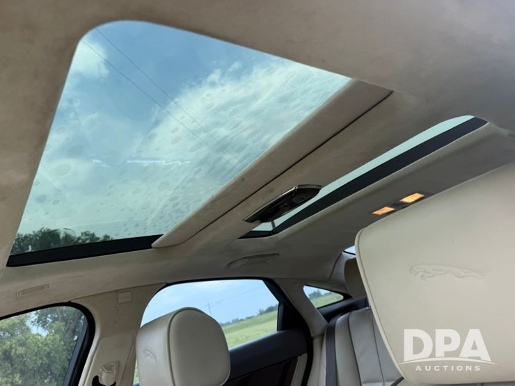 2012-jaguar-xj-sedan-(lld1443)-image-15