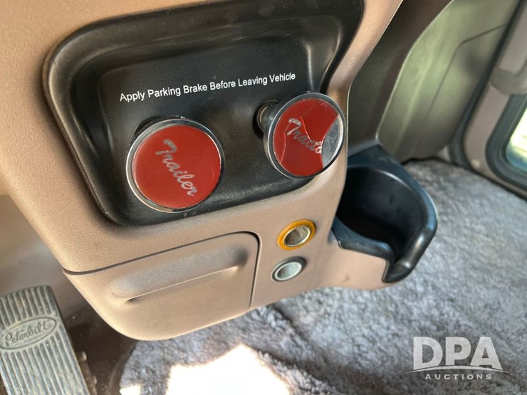 2014-peterbilt-386-image-65