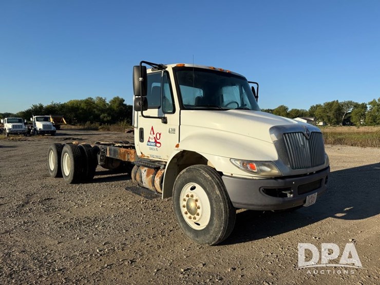 2002-international-durastar-4400-image-25